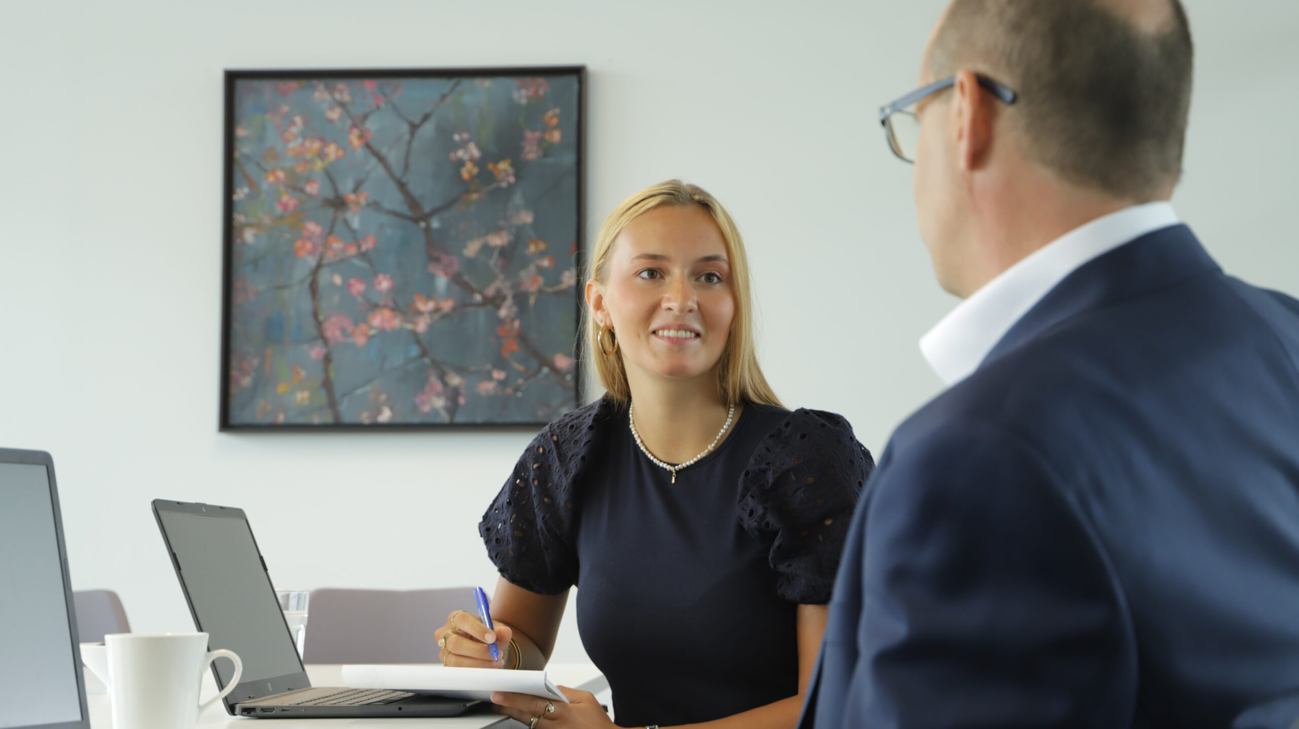 Ein AI Employee ist mehr als ein Fenster auf Ihrem Bildschirm. Es ist ein agentisches System mit einer Stellenbeschreibung, Zugriff auf Werkzeuge und der Autorität zu handeln.