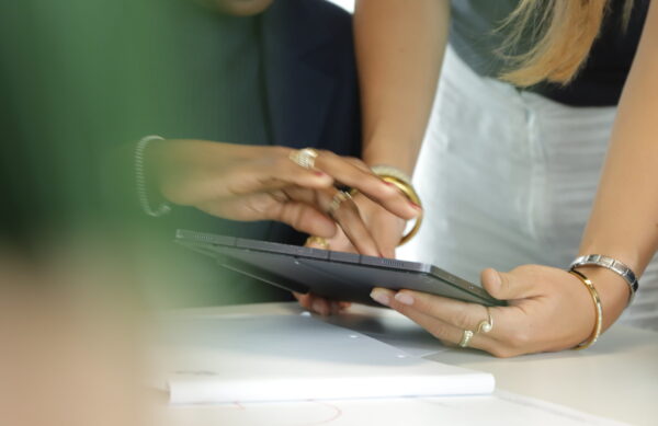 Dialekte, Mehrsprachigkeit und echtes Vertrauen durch intelligente Sprach-KI