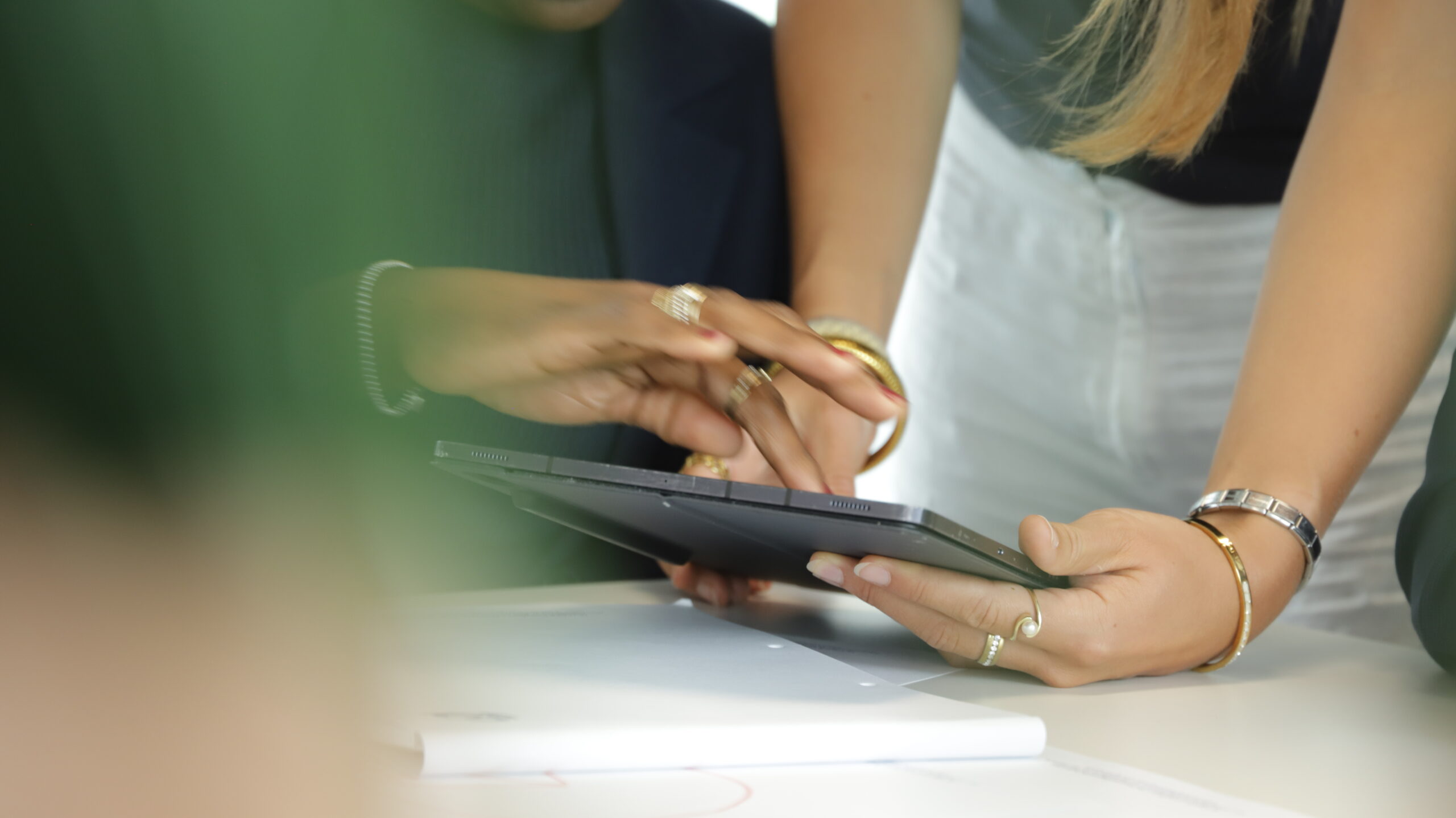 Dialekte, Mehrsprachigkeit und echtes Vertrauen durch intelligente Sprach-KI