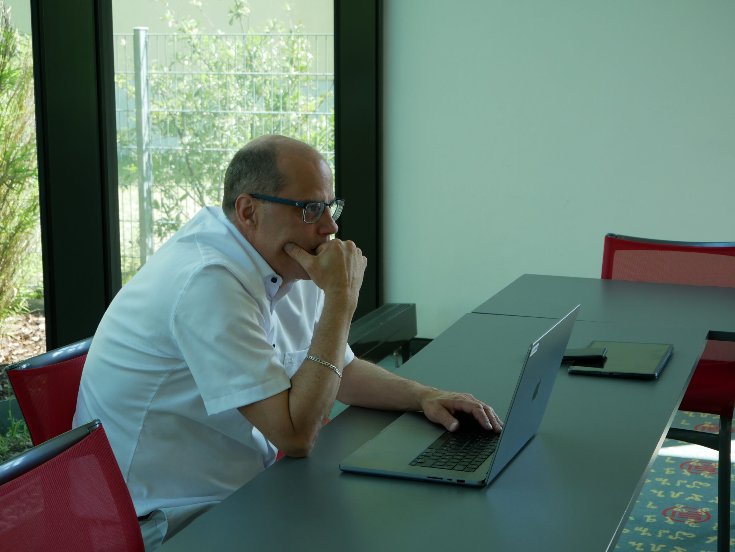 Standard ist gut für den Start. Aber wer Marktführerschaft anstrebt, braucht ein System, das keine „Nein, das geht leider nicht“-Antworten kennt.