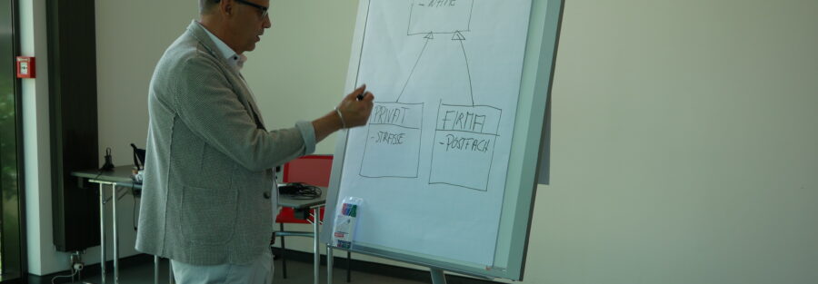 Hier ist der Entwurf für eine robuste, NIS-2-konforme Java-Middleware-Architektur, die speziell darauf ausgelegt ist, CRM (Cloud) und ERP (On-Premise/Private Cloud) sicher zu verbinden.