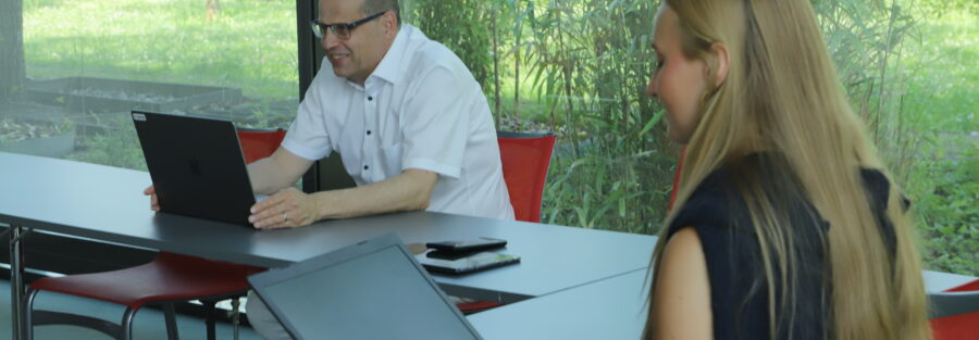 KI-Automatisierung als Dienstleistung für KMUs ist ein Game-Changer, wenn die Reihenfolge Vereinfachung – Automatisierung – Skalierung eingehalten wird.