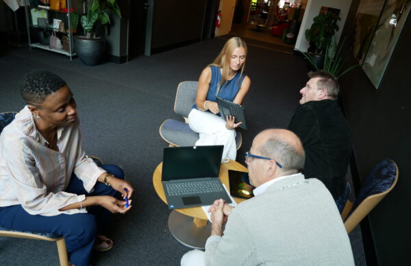 Sie stecken im „Tech-Bottleneck“ fest: Die Software ist zu langsam für steigende Nutzerzahlen. Neue Features brauchen Monate statt Tage. Die Architektur ist ein „Legacy-Dschungel“, den niemand mehr versteht. Wir bei SAPHIR haben uns radikal spezialisiert.