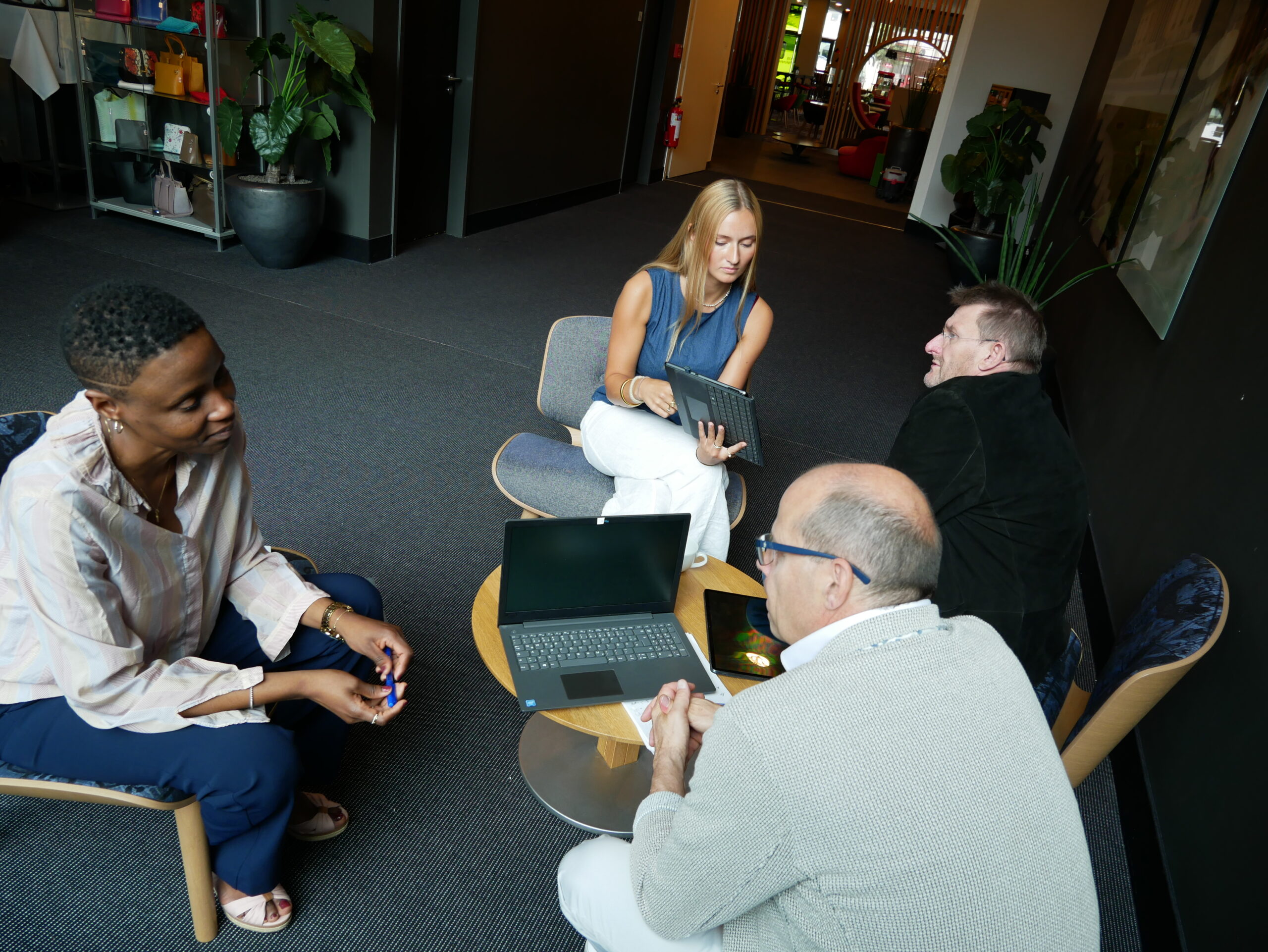 Sie stecken im „Tech-Bottleneck“ fest: Die Software ist zu langsam für steigende Nutzerzahlen. Neue Features brauchen Monate statt Tage. Die Architektur ist ein „Legacy-Dschungel“, den niemand mehr versteht. Wir bei SAPHIR haben uns radikal spezialisiert.